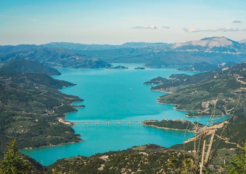 &Lambda;ί&mu;&nu;&eta; &Kappa;&rho;&epsilon;&mu;&alpha;&sigma;&tau;ώ&nu;: 112 &pi;&epsilon;&rho;&iota;&eta;&gamma;ή&sigma;&epsilon;&iota;&sigmaf; &mu;&epsilon; &tau;&omicron;&upsilon;&rho;&iota;&sigma;&tau;&iota;&kappa;ά &sigma;&kappa;ά&phi;&eta; &sigma;&epsilon; &tau;έ&sigma;&sigma;&epsilon;&rho;&iota;&sigmaf; &delta;&iota;&alpha;&delta;&rho;&omicron;&mu;έ&sigmaf;