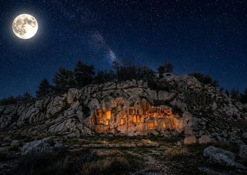 &Mu;&omicron;&nu;&alpha;&delta;&iota;&kappa;ή &epsilon;&kappa;&delta;ή&lambda;&omega;&sigma;&eta;: &Alpha;&upsilon;&gamma;&omicron;&upsilon;&sigma;&tau;&iota;ά&tau;&iota;&kappa;&eta; &Pi;&alpha;&nu;&sigma;έ&lambda;&eta;&nu;&omicron;&sigmaf; &sigma;&tau;&omicron; &Iota;&epsilon;&rho;ό &tau;&eta;&sigmaf; &Alpha;&phi;&rho;&omicron;&delta;ί&tau;&eta;&sigmaf;