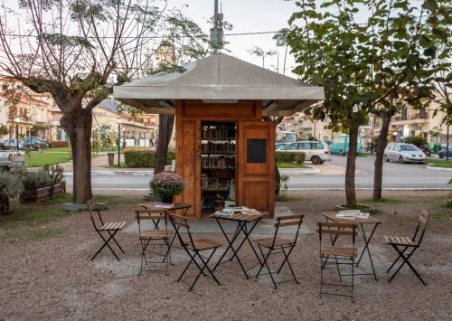 &Sigma;&epsilon; έ&nu;&alpha; &pi;&epsilon;&rho;ί&pi;&tau;&epsilon;&rho;&omicron; &sigma;&tau;&alpha; &Phi;&iota;&lambda;&iota;&alpha;&tau;&rho;ά &sigma;&upsilon;&mu;&beta;&alpha;ί&nu;&epsilon;&iota; &kappa;ά&tau;&iota; &mu;&omicron;&nu;&alpha;&delta;&iota;&kappa;ό &sigma;&tau;&eta;&nu; &Epsilon;&lambda;&lambda;ά&delta;&alpha;