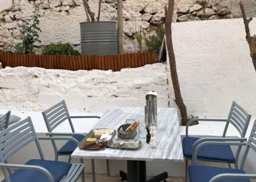 &Beta;&alpha;&gamma;&gamma;έ&lambda;&eta;&sigmaf; &kappa;&alpha;&iota; &Alpha;&lambda;έ&kappa;&omicron;&sigmaf;: έ&nu;&alpha; &nu;ό&sigma;&tau;&iota;&mu;&omicron; &mu;&alpha;&gamma;&alpha;&zeta;ά&kappa;&iota; &kappa;&rho;&upsilon;&mu;&mu;έ&nu;&omicron; &sigma;&epsilon; &mu;&iota;&alpha; &delta;&rho;&omicron;&sigma;&epsilon;&rho;ή &alpha;&theta;&eta;&nu;&alpha;ϊ&kappa;ή &sigma;&tau;&omicron;ά