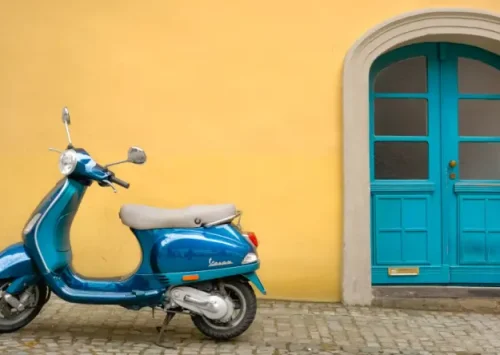 &Lambda;έ&sigma;&beta;&omicron;&sigmaf;: Vespa &kappa;&alpha;&iota; &kappa;&lambda;&alpha;&sigma;&iota;&kappa;έ&sigmaf; &mu;&omicron;&tau;&omicron;&sigma;&upsilon;&kappa;&lambda;έ&tau;&epsilon;&sigmaf; &sigma;&epsilon; &delta;&iota;&alpha;&delta;&rho;&omicron;&mu;έ&sigmaf; &pi;&omicron;&lambda;&iota;&tau;&iota;&sigma;&mu;&omicron;ύ &kappa;&alpha;&iota; &phi;ύ&sigma;&eta;&sigmaf;