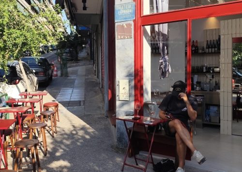Vin d&rsquo;Alsace: &Tau;&omicron; &pi;&iota;&omicron; &mu;&iota;&kappa;&rho;ό wine bar &tau;&eta;&sigmaf; &chi;ώ&rho;&alpha;&sigmaf; (&kappa;&alpha;&iota; &tau;&omicron;&upsilon; &kappa;ό&sigma;&mu;&omicron;&upsilon;;) &mu;ό&lambda;&iota;&sigmaf; ά&nu;&omicron;&iota;&xi;&epsilon; &sigma;&tau;&omicron; &Pi;&alpha;&gamma;&kappa;&rho;ά&tau;&iota;