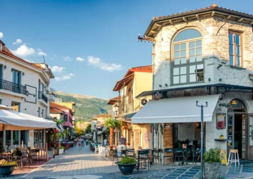 &Iota;&omega;ά&nu;&nu;&iota;&nu;&alpha;: &eta; &pi;ό&lambda;&eta; &tau;&eta;&sigmaf; &lambda;ί&mu;&nu;&eta;&sigmaf; &kappa;&alpha;&iota; &tau;&omicron;&upsilon; &Kappa;ά&sigma;&tau;&rho;&omicron;&upsilon;